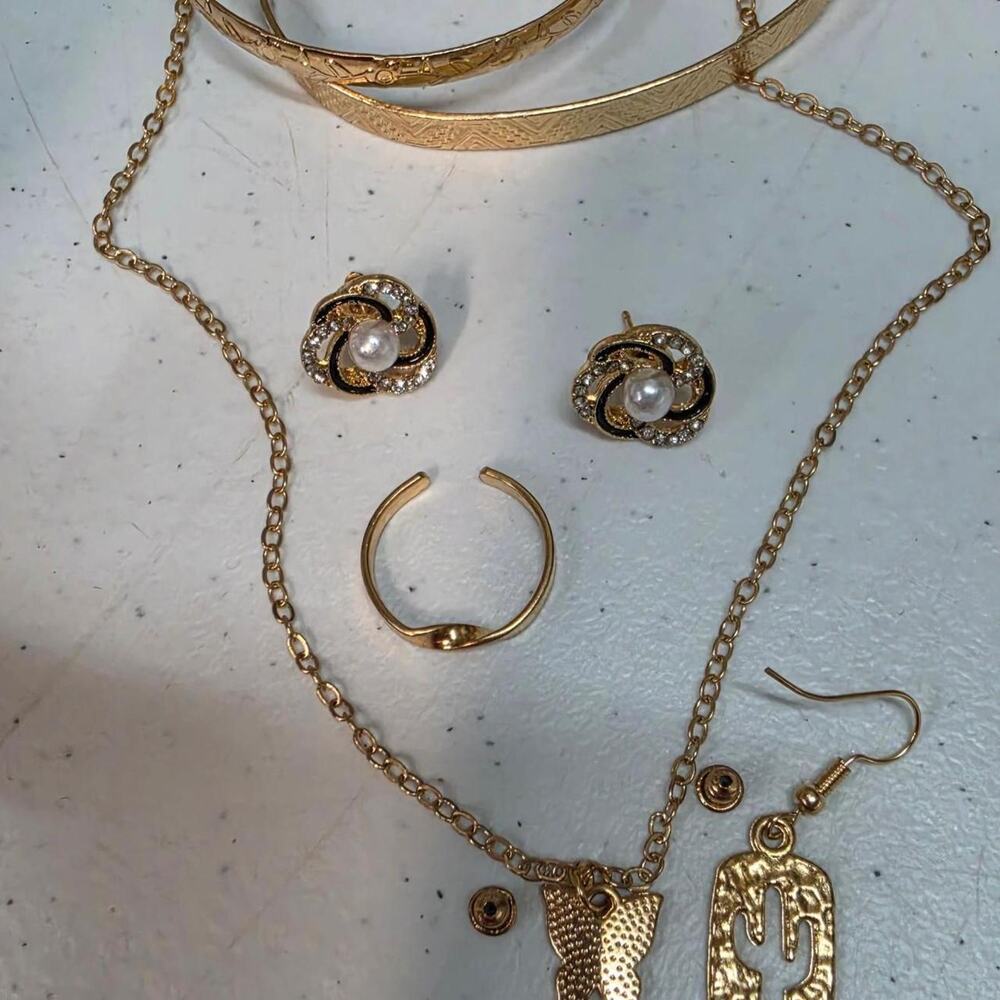 Gold tone mixed jewelry set